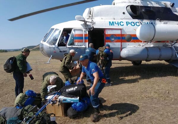 Сотрудники МЧС РФ разгружают специальную технику для тушения лесных пожаров в Якутии Сотрудники МЧС РФ разгружают специальную технику для тушения лесных пожаров в Якутии - Sputnik Латвия