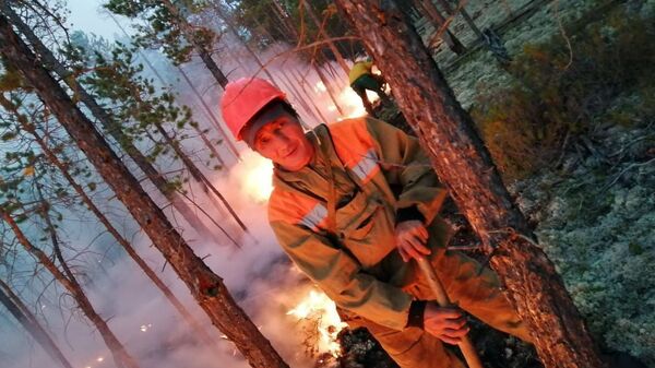 Сотрудники министерства охраны природы Якутии борются с природными пожарами в Якутии - Sputnik Латвия