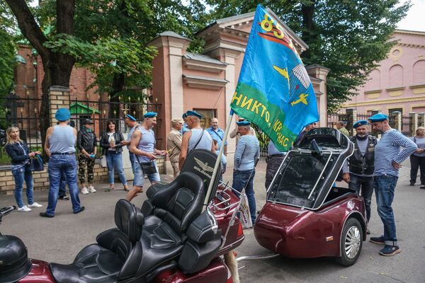 Лояльны к России: Латвия отпраздновала День ВДВ Лояльны к России: Латвия отпраздновала День ВДВ - Sputnik Латвия