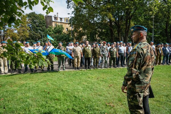 Лояльны к России: Латвия отпраздновала День ВДВ Лояльны к России: Латвия отпраздновала День ВДВ - Sputnik Латвия