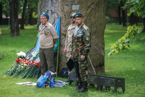 Лояльны к России: Латвия отпраздновала День ВДВ Лояльны к России: Латвия отпраздновала День ВДВ - Sputnik Латвия