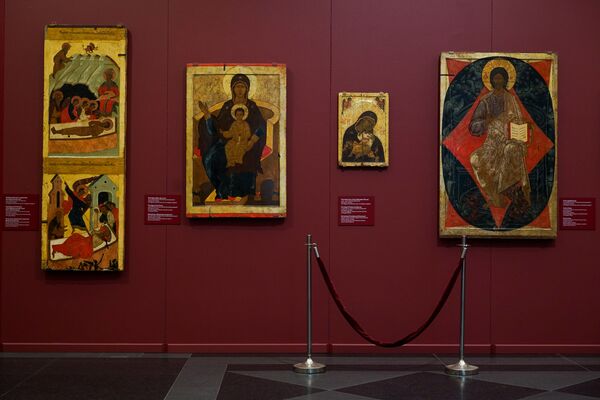 Спасенные из пепла: уникальные русские иконы в музее Рижская биржа Спасенные из пепла: уникальные русские иконы в музее Рижская биржа - Sputnik Латвия