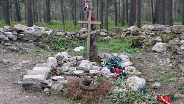 Игорь Гусев собрал то, что разбросали вандалы во время погрома на кладбище - Sputnik Latvija