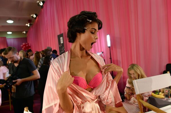 Модель за кулисами шоу Victoria's Secret Модель за кулисами шоу Victoria's Secret - Sputnik Латвия