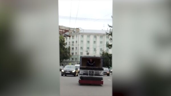 Дешево и со вкусом. Нижегородец прокатился по улицам на Gelandewagen из картона - Sputnik Latvija