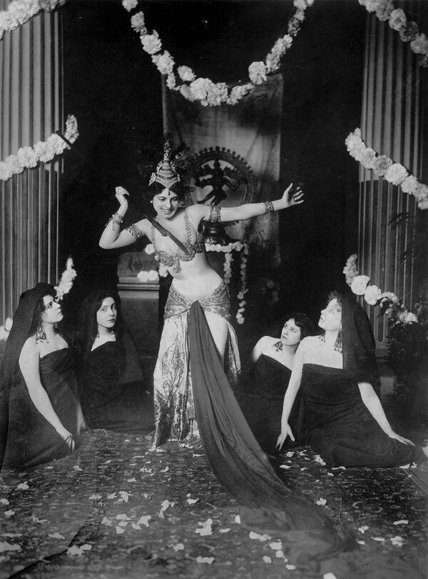 Выступление танцовщицы Маты Хари, 1905 год - Sputnik Латвия