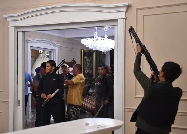 Сторонники бывшего президента Киргизии Алмазбека Атамбаева в селе Кой-Таш Сторонники бывшего президента Киргизии Алмазбека Атамбаева в селе Кой-Таш - Sputnik Латвия