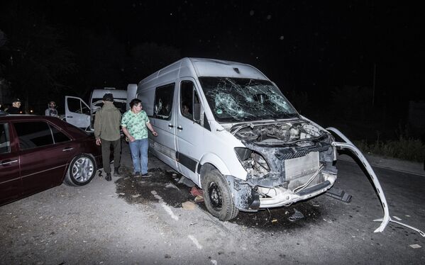 Разбитый автомобиль неподалеку от резиденции экс-президента Киргизии Алмазбека Атамбаева в селе Кой-Таш, где прошла спецоперация по его задержанию - Sputnik Латвия