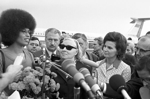 Председатель Комитета советских женщин, космонавт Валентина Терешкова (справа) встречает американку Анжелу Дэвис (слева) в Шереметьевском аэропорту, 1972 год - Sputnik Латвия