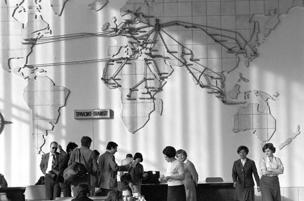 В зале ожидания международного аэропорта Шереметьево-2, 1977 год - Sputnik Латвия