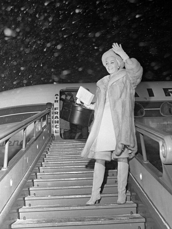 Французская актриса Людмила Черина в аэропорту Шереметьево, 1965 год  - Sputnik Латвия