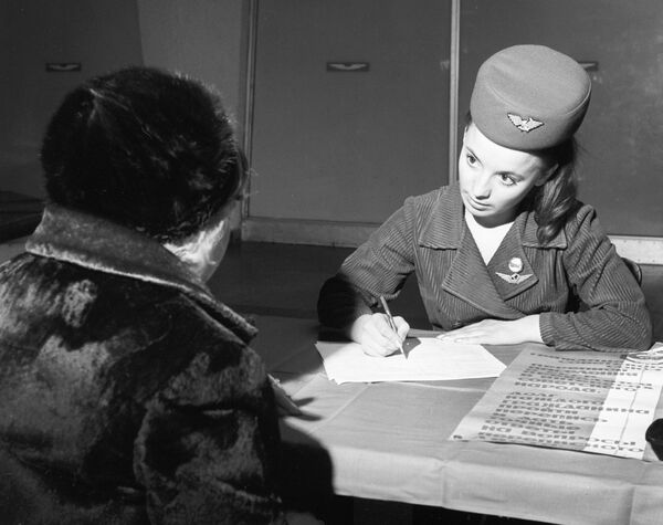 Счетчик Светлана Пономарева, перронный контролер аэропорта Шереметьево, 1970 год - Sputnik Латвия