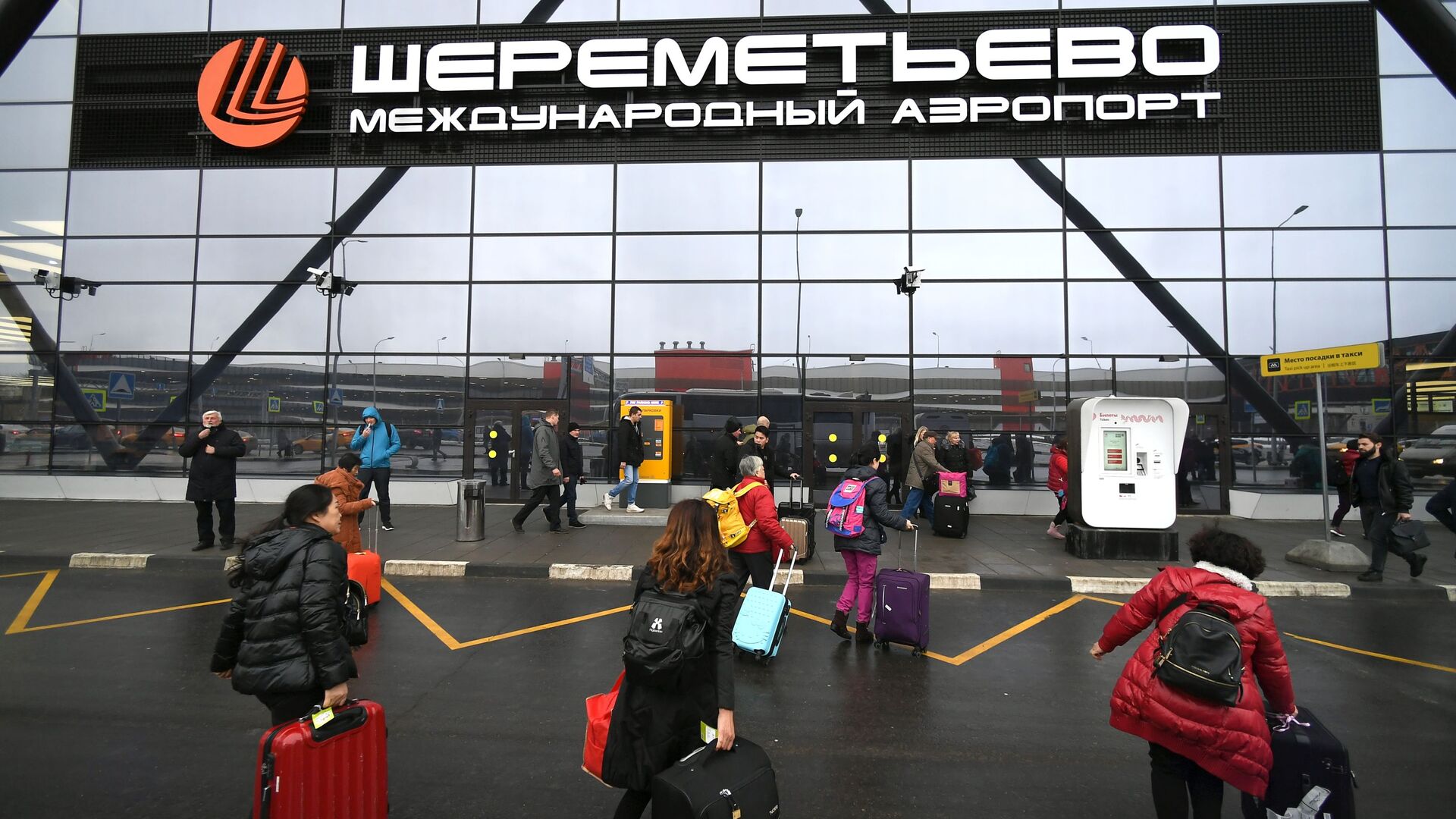 Пассажиры у входа в терминал B международного аэропорта Шереметьево в Москве - Sputnik Латвия, 1920, 21.04.2022