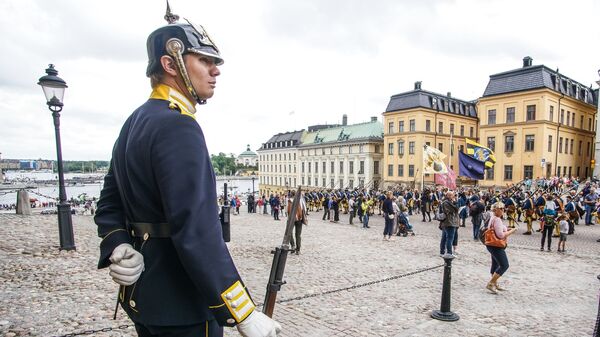 Солдат почетного караула у королевского дворца в Стокгольме - Sputnik Латвия