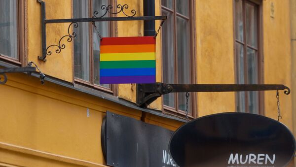 Радужный флаг зазывает в толерантное семейное кафе - Sputnik Латвия