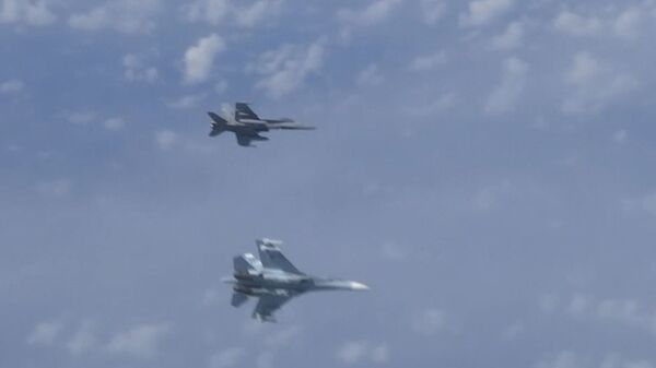 Российские Су-27 отогнали натовский F-18 от борта Шойгу над Балтикой Российские Су-27 отогнали натовский F-18 от борта Шойгу над Балтикой - Sputnik Латвия
