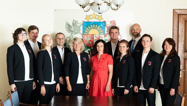 Латвийская команда WorldSkills 2019 с министром образования Илгой Шуплинской - Sputnik Латвия