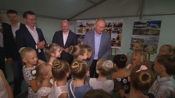 Путин встретился с юными балеринами в Севастополе - видео - Sputnik Латвия