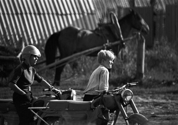 Мальчики на мотоцикле в селе Тойкино Большесосновского района. 1973 - Sputnik Латвия
