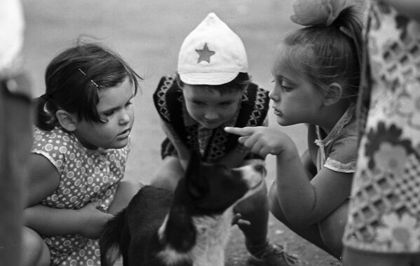Дети играют с собакой. 1976 год - Sputnik Латвия
