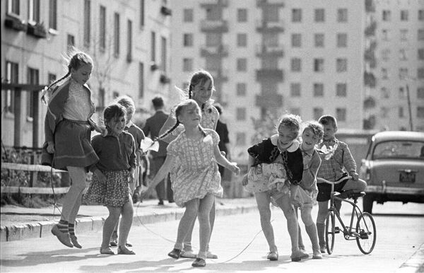 Дети во дворе дома. Москва, 1966 год - Sputnik Латвия