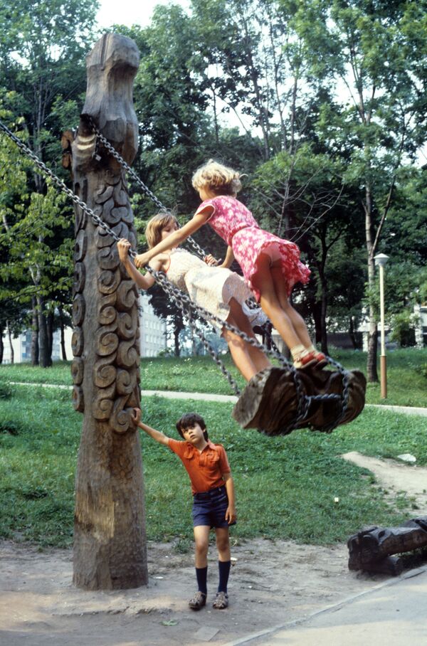 Девочки качаются на качелях на детской площадке. 1986 год - Sputnik Латвия