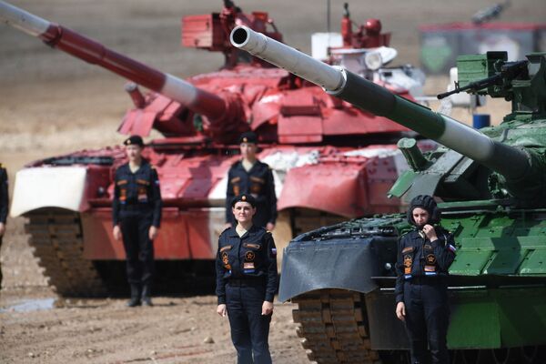 Экипажи танков Т-80 команды армии России после финиша Индивидуальной гонки женских экипажей в Танковом биатлоне на V Армейских международных играх-2019 в парке Патриот Экипажи танков Т-80 команды армии России после финиша Индивидуальной гонки женских экипажей в Танковом биатлоне на V Армейских международных играх-2019 в парке Патриот - Sputnik Латвия