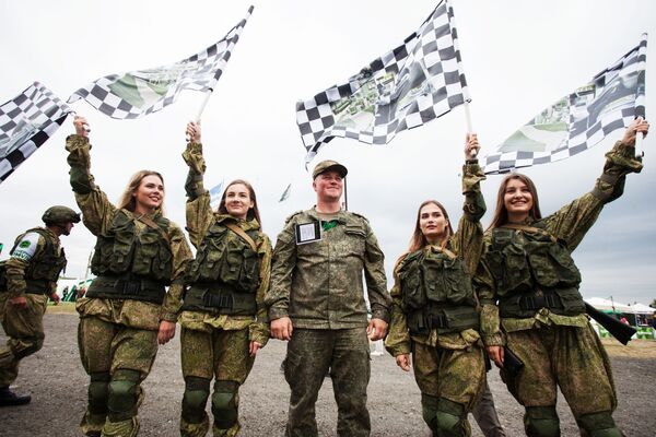 Военнослужащие фотографируются перед финалом в дисциплине Инженерная формула в рамках Армейских международных игр-2019 на полигоне Андреевский в Тюменской области Военнослужащие фотографируются перед финалом в дисциплине Инженерная формула в рамках Армейских международных игр-2019 на полигоне Андреевский в Тюменской области - Sputnik Латвия