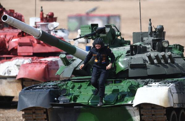 Член экипажа танка Т-80 команды армии России на финише Индивидуальной гонки женских экипажей в Танковом биатлоне на V Армейских международных играх-2019 - Sputnik Латвия
