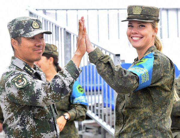 Военнослужащая армии России и военнослужащий армии Китая во время полуфинала конкурса Инженерная формула на полигоне Андреевский в Тюменской области Военнослужащая армии России и военнослужащий армии Китая во время полуфинала конкурса Инженерная формула на полигоне Андреевский в Тюменской области - Sputnik Латвия