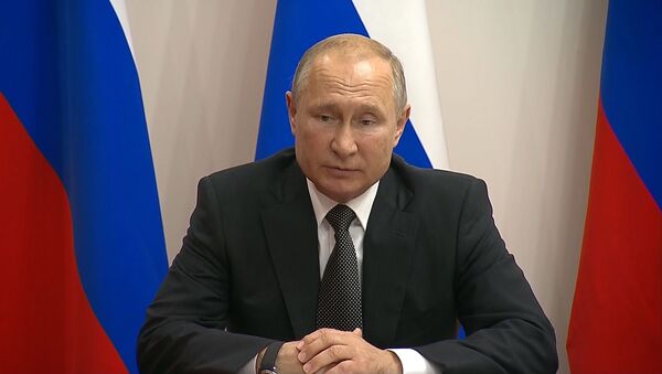 Путин наградил экипаж, сумевший без жертв посадить Airbus на кукурузное поле - Sputnik Latvija