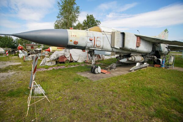 Истребитель  МиГ-23МФ в Рижском музее авиации в День Воздушного Флота России - Sputnik Латвия