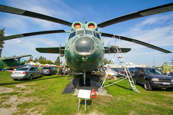 Тяжелый транспортный вертолет Ми-6 в Рижском музее авиации - Sputnik Латвия