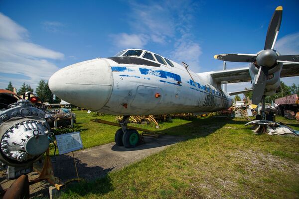 Пассажирский самолет для средних авиалиний Ан-24Б в Рижском музее авиации Пассажирский самолет для средних авиалиний Ан-24Б в Рижском музее авиации - Sputnik Латвия