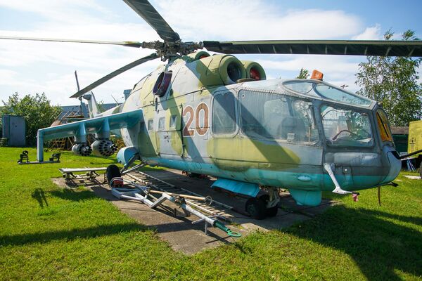 Транспортно-боевой вертолет Ми-24А в Рижском музее авиации - Sputnik Латвия