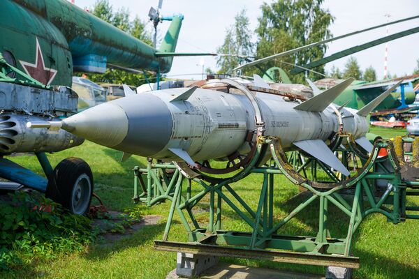 Зенитная радиоуправляемая ракета В-750В ЗРК Двина в Рижском музее авиации Зенитная радиоуправляемая ракета В-750В ЗРК Двина в Рижском музее авиации - Sputnik Латвия