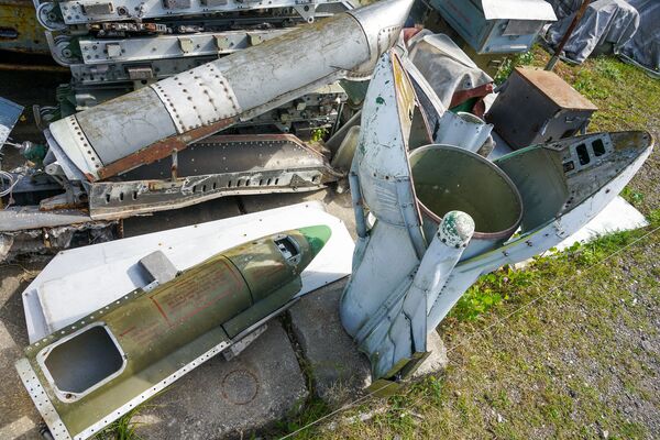 Контейнеры тормозных парашютов в экспозиции Музея авиации в Риге - Sputnik Латвия