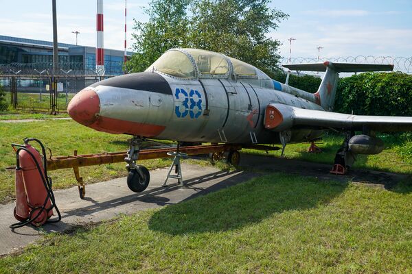 Учебно-тренировочный самолет Л-29 Дельфин в Рижском музее авиации - Sputnik Латвия