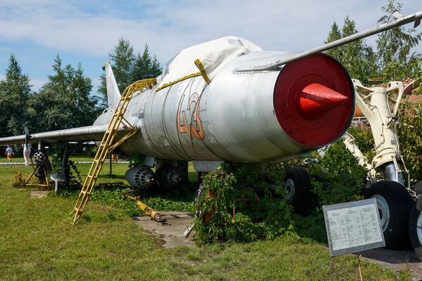 Учебный-боевой истребитель Су-7У в Рижском музее авиации - Sputnik Латвия