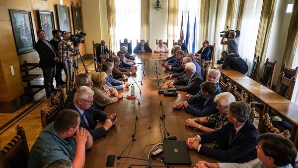 В Рижской думе началось совещание фракций Согласие и Честь служить Риге перед голосованием за кресло мэра Риги - Sputnik Latvija