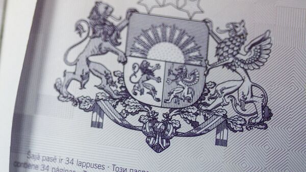 Герб Латвийской республики на странице паспорта - Sputnik Латвия