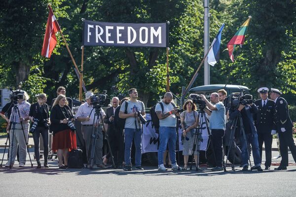 Плакат Свобода у памятника Свободы во время возложения в честь тридцатилетия Балтийского пути - Sputnik Латвия
