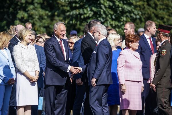 Экс-президент Андрис Берзиньш приветствует президента Эгилса Левитса - Sputnik Латвия