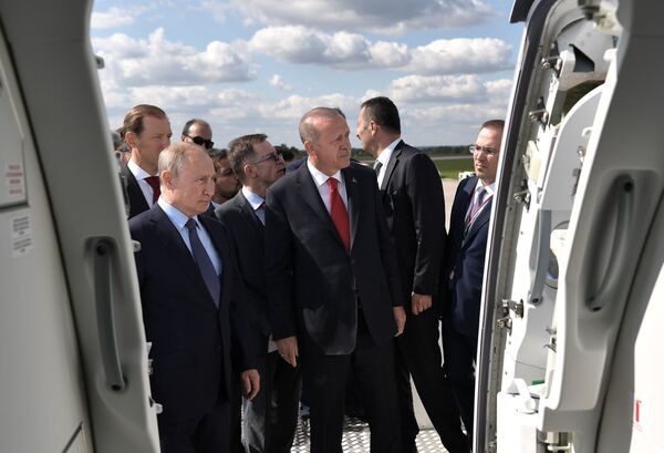 Президент РФ Владимир Путин и президент Турции Реджеп Тайип Эрдоган во время осмотра экспозиции Международного авиакосмического салона МАКС-2019 - Sputnik Латвия