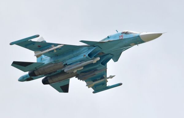 Российский многоцелевой истребитель-бомбардировщик Су-34 выполняет демонстрационный полет на авиасалоне МАКС-2019  - Sputnik Латвия
