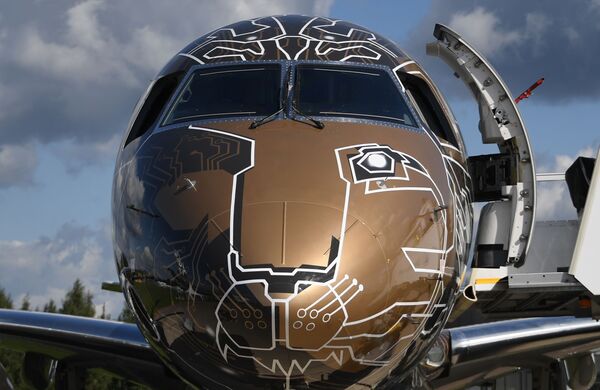 Самолет бразильской компании Embraer 195-E2 Profit Hunter на Международном авиационно-космическом салоне МАКС-2019 в подмосковном Жуковском Самолет бразильской компании Embraer 195-E2 Profit Hunter на Международном авиационно-космическом салоне МАКС-2019 в подмосковном Жуковском - Sputnik Латвия