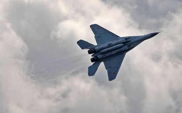Российский многофункциональный фронтовой истребитель МиГ-35 совершает полет на Международном авиационно-космическом салоне МАКС-2019 в подмосковном Жуковском Российский многофункциональный фронтовой истребитель МиГ-35 совершает полет на Международном авиационно-космическом салоне МАКС-2019 в подмосковном Жуковском - Sputnik Латвия