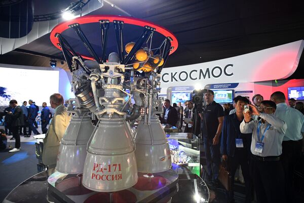 Российский жидкостный ракетный двигатель закрытого цикла РД-171 на Международном авиационно-космическом салоне МАКС-2019 в подмосковном Жуковском Российский жидкостный ракетный двигатель закрытого цикла РД-171 на Международном авиационно-космическом салоне МАКС-2019 в подмосковном Жуковском - Sputnik Латвия