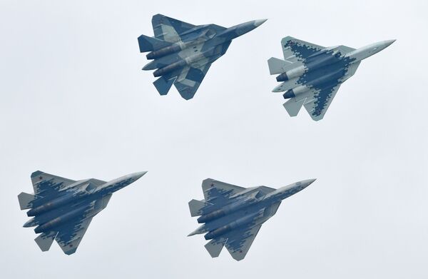 Российские многофункциональные истребители пятого поколения Су-57 выполняют демонстрационный полет на Международном авиационно-космическом салоне МАКС-2019 в подмосковном Жуковском Российские многофункциональные истребители пятого поколения Су-57 выполняют демонстрационный полет на Международном авиационно-космическом салоне МАКС-2019 в подмосковном Жуковском - Sputnik Латвия