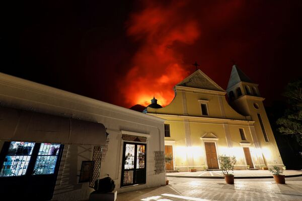 Над домами Стромболи поднимается возникший в результате извержения вулкана дым - Sputnik Латвия